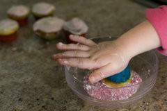 Child Icing Cupcakes-2