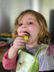 Child Icing Cupcakes-3