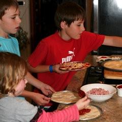 Kids making Pizza