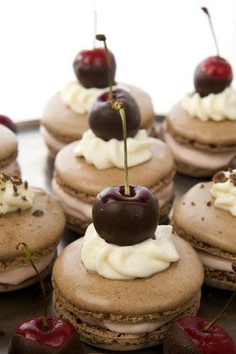 Black forest macaron