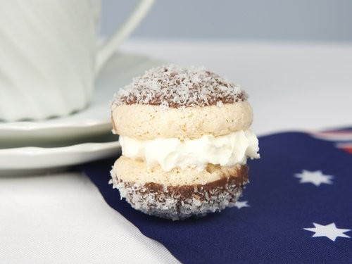 Lamington Macaron