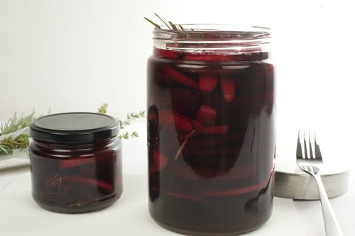 Preserved beetroot with onion