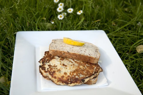 Kaikoura-New-Zealand_whitebait_fritter_sandwich