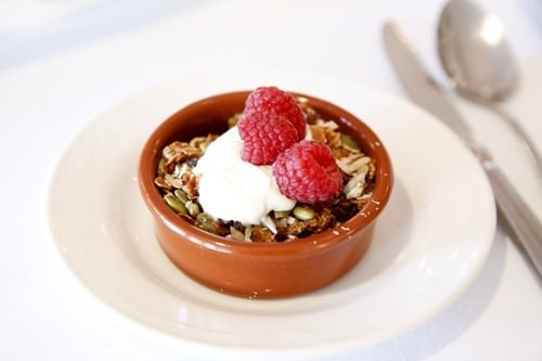 Granola w Yoghurt & Berries 