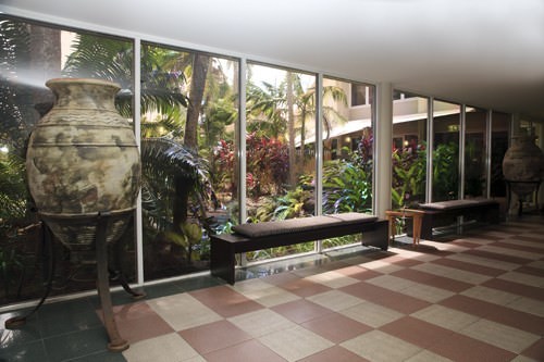 Breezeway to Teshi Restaurant