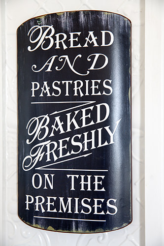 Fresh Cakes Sign