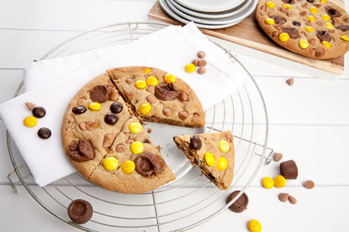 Giant Caramel Rolo Cookie w M&Ms Giant Caramel Rolo Cookie w M&Ms