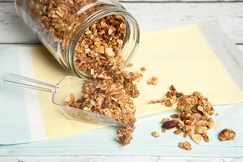 Easy Vanilla Coconut Granola Recipe | Meat and Travel